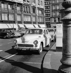 Magyarország, Budapest V., Vörösmarty téri taxiállomás, háttérben a Luxus Áruház., 1966, FŐMTERV, Domonkos Endre, Budapest, Fortepan #252243