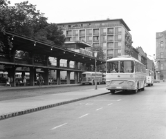 Magyarország, Budapest V., Erzsébet (Engels) tér, MÁVAUT autóbusz-pályaudvar, szemben a Hercegprímás (Alpári Gyula) utca., 1966, FŐMTERV, Domonkos Endre, autóbusz, OM-márka, Budapest, Fortepan #252244