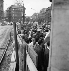 Magyarország, Budapest VII., elterelt gyalogos-forgalom a Blaha Lujza téri aluljáró építési területe az Erzsébet (Lenin) körút felé nézve., 1966, FŐMTERV, Domonkos Endre, Budapest, Fortepan #252251