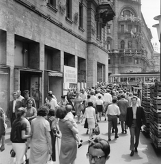 Magyarország, Budapest VII., Erzsébet (Lenin) körút a Rákóczi út felé nézve a Blaha Lujza téri aluljáró építése idején., 1966, FŐMTERV, Domonkos Endre, Budapest, Fortepan #252254