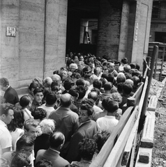 Magyarország, Budapest VII., elterelt gyalogosforgalom a Csemege Áruház / éjjel-nappal közért előtt a Blaha Lujza téri aluljáró építése idején., 1966, FŐMTERV, Domonkos Endre, Budapest, Fortepan #252255