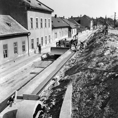 Magyarország, Budapest XXII., a Leányka utca mára megszűnt házsora, a Fehérvári (Szabadság) út felé vezető budafoki felüljáró felvezető szakaszának építésekor., 1966, FŐMTERV, Domonkos Endre, Budapest, Fortepan #252259