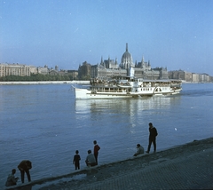 Magyarország, Budapest II.,Budapest V., budai alsó rakpart, a Kossuth Kossuth oldalkerekes gőzhajó mögött a Duna túlpartján a Parlament., 1966, FŐMTERV, Domonkos Endre, Kossuth/Leányfalu/Rigó/Ferenc Ferdinánd Főherceg hajó, Budapest, Fortepan #252299