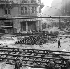 Magyarország, Budapest VII.,Budapest VIII., Nagykörút - Rákóczi út kereszteződés, a Blaha Lujza téri aluljáró építése idején, szemben az átépítés alatt álló Csemege Áruház / éjjel-nappal közért., 1966, FŐMTERV, Domonkos Endre, Budapest, Fortepan #252301