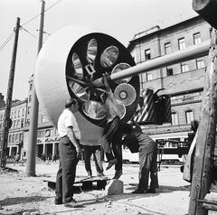 Magyarország, Budapest VII.,Budapest VIII., Blaha Lujza tér, balra a háttérben a Lottó Áruház a Rákóczi út - Klauzál utca sarkán., 1966, FŐMTERV, Domonkos Endre, Budapest, villanyszerelő, szerelés, geometria, Fortepan #252320