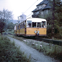 Magyarország, Budapest XII., a Fogaskerekű a János Kórház megálló közelében. Háttérben a Budapest körszálló építkezése, jobbra a Fogaskerekű utca mellett álló Pethényi utca 14. számú ház látható., 1966, FŐMTERV, Domonkos Endre, Budapest, fogaskerekű vasút, színes, Fortepan #252342