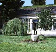 Magyarország, Budapest II., Fő utca, Király fürdő. A kertben Szandai Sándor Női akt tállal című szobra (1962)., 1967, FŐMTERV, Domonkos Endre, Budapest, színes, Fortepan #252361