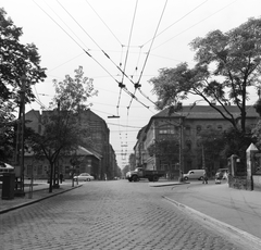 Magyarország, Városliget, Budapest XIV.,Budapest VI., Gundel Károly (Állatkerti) út, keresztben a Dózsa György út, Szembem a Szondi utca torkolata., 1967, FŐMTERV, Domonkos Endre, Budapest, teherautó, babakocsi, közlekedés, áramszedő, járókelő, kockakő, Fortepan #252403