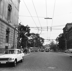 Magyarország, Budapest VI.,Budapest XIV., Szondi utca, keresztben a Dózsa György út, szemben a Gundel Károly (Állatkerti) út és a Gundel étterem látható., 1967, FŐMTERV, Domonkos Endre, Wartburg-márka, rendszám, Wartburg 353, Budapest, Fortepan #252405