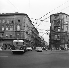 Magyarország, Budapest VI., Bajcsy-Zsilinszky út a Podmaniczky (Rudas László) utca és a Nagymező utca találkozásánál. Jobbra a Bajcsy-Zsilinszky út 45. számú épület 1876-1886 között a Magyarországi Nagyoriens, 1886-1896 között a Magyarországi Symbolikus Nagypáholy páholyházaként szolgált., 1967, FŐMTERV, Domonkos Endre, Budapest, Fortepan #252408