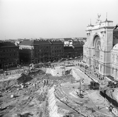 Magyarország, Budapest VII.,Budapest VIII., Baross tér, rálátás a Keleti pályaudvar előtti aluljáró épitési területére, azemben a Bethlen Gábor utca torkolata., 1967, FŐMTERV, Domonkos Endre, Budapest, Fortepan #252440