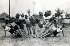 1920, Fortepan, strand, fürdőruha, zászló, csoportkép, férfiak, tréfálkozás, nyár, mutatvány, leselkedő, csíkos ruha, legyező, Fortepan #25246