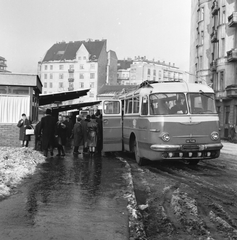 Magyarország, Budapest II., a MÁVAUT Széna téri végállomása, jobbra a Bakfark Bálint (Ipari tanuló) utca - Varásányi Irén utca sarkán álló ház látható., 1967, FŐMTERV, Domonkos Endre, Budapest, Fortepan #252463