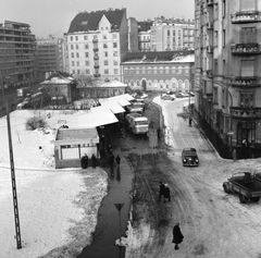 Magyarország, Budapest II., a MÁVAUT Széna téri végállomása, balra a Margit körút (Mártírok útja), szemben a Varsányi Irén utca. Balra a Margit körút (Mártírok útja) mellett a Kohó- és Gépipari Minisztérium építkezése látható., 1967, FŐMTERV, Domonkos Endre, Budapest, Fortepan #252464