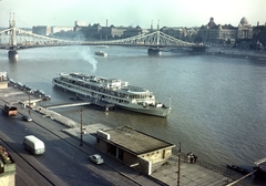 Magyarország, Budapest V.,Budapest XI., előtérben a Belgrád rakpart és a MAHART nemzetközi hajóállomása, háttérben a Szabadság híd és a Budapesti Műszaki Egyetem (később Budapesti Műszaki és Gazdaságtudományi Egyetem) épületei láthatók., 1967, FŐMTERV, Domonkos Endre, színes, Carpati hajó, Budapest, Fortepan #252483