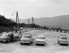 Magyarország, Budapest XI., a Balatoni út a kamaraerdei kanyarnál, jobbra a Panoráma Vendéglő parkolója., 1967, FŐMTERV, Domonkos Endre, rendszám, Budapest, Fortepan #252495