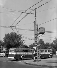 Magyarország, Budapest X.,Budapest VIII., a trolibusz a Könyves Kálmán körútra kanyarodik ki a Népligetben lévő végállomásról., 1968, FŐMTERV, Domonkos Endre, Budapest, trolibusz, Fortepan #252506