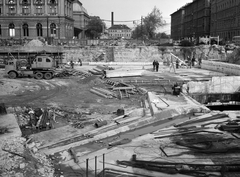 Magyarország, Budapest VIII., Baross tér, az aluljáró épitkezése a Keleti pályaudvar előtt, jobbra a Kerepesi úton a MÁV irodaházak látszanak., 1968, FŐMTERV, Domonkos Endre, Budapest, Michigan TLDT-20, autódaru, Fortepan #252507