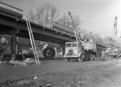 Magyarország, Budapest III., Szentendrei út a Bogdáni útnál, RUB (Rheinstahl Union Brückenau) rendszerű ideiglenes felüljáró összeszerelése., 1968, FŐMTERV, Domonkos Endre, Budapest, autódaru, Leyland-márka, Leyland Hippo, Kraz 219, Jones KL44, Fortepan #252515