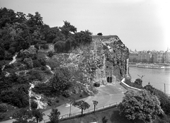 Magyarország, Budapest XI., kilátás a Gellért Szállóból, a Gellért-hegy oldalában jobbra a befalazott Sziklatemplom., 1969, FŐMTERV, Domonkos Endre, Budapest, Fortepan #252521