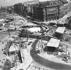 Magyarország, Budapest VIII., Baross tér, az aluljáró épitkezése a Keleti pályaudvar előtt, jobbra a Kerepesi út épületsora. Előtérben a Rottenbiller utca és a Fiumei (Mező Imre) út közötti felüljáró építése., 1969, FŐMTERV, Domonkos Endre, Budapest, Fortepan #252525