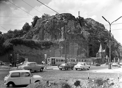 Magyarország, Budapest XI., Szent Gellért tér a Szabadság híd hídfőjénél, jobbra a Szent Gellért rakpart. Fenn szemben a befalazott Sziklatemplom, a Gellért-hegy tetején a Felszabadulási emlékmű., 1969, FŐMTERV, Domonkos Endre, Budapest, Fortepan #252529