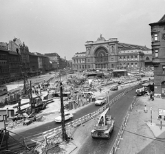 Magyarország, Budapest VIII., Baross tér, az aluljáró épitkezése a Keleti pályaudvar előtt, balra a Thököly út házsora, jobbra a Fiumei (Mező Imre) út torkolatánál álló épület részlete látszik., 1969, FŐMTERV, Domonkos Endre, Budapest, Fortepan #252534