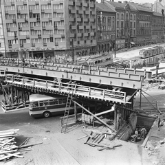 Magyarország, Budapest VIII., Baross tér, a felvétel a Rottenbiller utca és a Fiumei (Mező Imre) út közötti felüljáró építése idején készült., 1969, FŐMTERV, Domonkos Endre, Budapest, Fortepan #252535