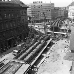 Magyarország, Budapest VIII., Fiumei (Mező Imre) út, a felvétel Rottenbiller utca felé vezető felüljáró építése idején készült. Rákóczi út - Baross tér találkozásánál a Szabadság Szálloda., 1969, FŐMTERV, Domonkos Endre, Budapest, Fortepan #252537