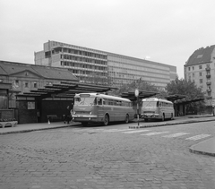 Magyarország, Budapest II., a MÁVAUT Széna téri végállomása a Csalogány utca - Varsányi Irén utca saroktól nézve. Háttérben az egykori Margit körúti bíróság és börtön, ettől jobbra a Kohó- és Gépipari Minisztérium épülete a Margit körút (Mártírok útja) mellett., 1969, FŐMTERV, Domonkos Endre, Budapest, Fortepan #252540