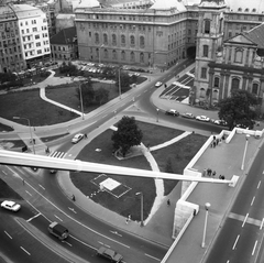 Magyarország, Budapest V., kilátás az Erzsébet híd kapuzatáról a Március 15. térre. Szemben a Piarista tömb, jobbra a Belvárosi templom., 1969, FŐMTERV, Domonkos Endre, Budapest, Fortepan #252557