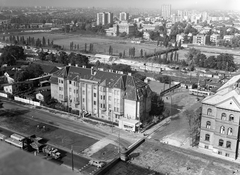 Magyarország, Budapest XIV., kilátás az Erzsébet királyné útja melletti Vegyipari Tervező Vállalat (VEGYTERV) székházából a Hungária körútra, jobbra a trolibusz- végállomása a Mexikói út felé vezető aluljárónál. A felvétel szélén a Fővárosi Szociális Otthon (később Uzsoki Utcai Kórház Krónikus és Rehabilitációs Intézet) épületének részlete látható., 1969, FŐMTERV, Domonkos Endre, Budapest, Fortepan #252560