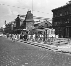 Magyarország, Budapest V.,Budapest IX., Fővám (Dimitrov) tér, villamosmegálló a Szabadság híd pesti hídfőjénél. Háttérben a Központi Vásárcsarnok, jobbra a Marx Károly Közgazdaságtudományi Egyetem (később Corvinus Egyetem) épülete., 1969, FŐMTERV, Domonkos Endre, Budapest, Fortepan #252566