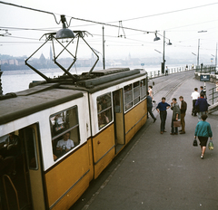 Magyarország, Budapest V., a 2-es villamos megállója a Duna-parton a Széchenyi Lánchíd pesti hídfőjénél., 1969, FŐMTERV, Domonkos Endre, Ganz CSMG, Budapest, villamos, színes, Fortepan #252570