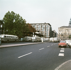 Magyarország, Budapest V., Erzsébet (Engels) tér, MÁVAUT autóbusz-pályaudvar. Háttérben szemben a József Attila utca - Hercegprímás (Alpári Gyula) utca torkolatánál álló házak látszanak., 1969, FŐMTERV, Domonkos Endre, Budapest, Fortepan #252573