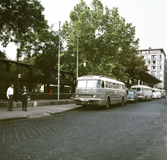 Magyarország, Budapest V., Erzsébet (Engels) tér, MÁVAUT autóbusz-pályaudvar. Háttérben szemben a József Attila utca - Hercegprímás (Alpári Gyula) utca torkolatánál álló ház látható., 1969, FŐMTERV, Domonkos Endre, rendszám, Budapest, Fortepan #252574