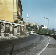 Magyarország, budai Vár, Budapest I., Hunyadi János út a Batthyány-palota előtt, távolabb a Mátyás-templom és a Halászbástya., 1969, FŐMTERV, Domonkos Endre, Budapest, színes, Fortepan #252575