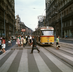 Magyarország, Budapest V., Szabad sajtó út a Ferenciek tere (Felszabadulás tér) felé nézve., 1969, FŐMTERV, Domonkos Endre, Budapest, villamos, színes, villamosmegálló, FVV CSM-2/CSM-4, Fortepan #252578