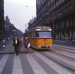 Magyarország, Budapest V., Szabad sajtó út a Ferenciek tere (Felszabadulás tér) felé nézve., 1969, FŐMTERV, Domonkos Endre, Budapest, villamos, színes, villamosmegálló, FVV CSM-2/CSM-4, Fortepan #252583