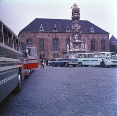 Magyarország, budai Vár, Budapest I., Szentháromság tér, átalakított Ikarus 620 városnéző busz a Szentháromság-szobor előtt, háttérben a BME Schönherz Zoltán Kollégiuma (az egykori Pénzügyminisztérium épülete)., 1969, FŐMTERV, Domonkos Endre, Budapest, Fortepan #252585