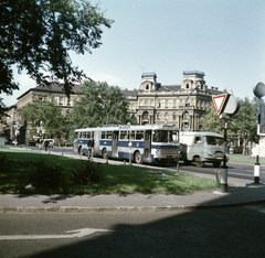 Magyarország, Budapest VI., Kodály körönd (Körönd), az autóbusz mögött a Szinyei Merse utca és az Andrássy út (Népköztársaság útja) közötti háztömb látható., 1969, FŐMTERV, Domonkos Endre, Budapest, Fortepan #252590