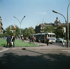 Magyarország, Budapest VI., Andrássy út (Népköztársaság útja) a Kodály köröndnél. Háttérben a Hősök tere felé vezető útszakasz fasora látszik., 1969, FŐMTERV, Domonkos Endre, Budapest, Fortepan #252592