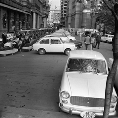 Magyarország, Budapest V., Vigadó tér, a felvétel a Thonet-udvar előtt készült, jobbra a Vigadó épülete, 1969, FŐMTERV, Domonkos Endre, Budapest, Fortepan #252617