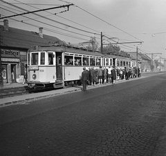 Magyarország, Budapest XI., Fehérvári (Szabadság) út az Albertfalvai utcánál lévő villamosmegállónál., 1969, FŐMTERV, Domonkos Endre, Budapest, papírbolt, Fortepan #252636