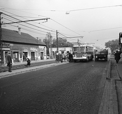 Magyarország, Budapest XI., Fehérvári (Szabadság) út az Albertfalvai utcánál lévő villamosmegállónál., 1969, FŐMTERV, Domonkos Endre, Budapest, papírbolt, autóbusz, Fortepan #252637