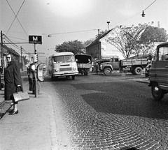 Magyarország, Budapest XI., a Fehérvári út (Szabadság) út Albertfalvai utcánál lévő villamosmegállótól a Kondorosi út felé vezető szakasza. Jobbra az Építész utcánál az albertfalvai kispiac., 1969, FŐMTERV, Domonkos Endre, Budapest, Fortepan #252640