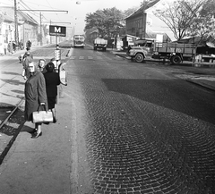 Magyarország, Budapest XI., a Fehérvári (Szabadság) út Albertfalvai utcánál lévő villamosmegállótól a Kondorosi út felé vezető szakasza. Jobbra az Építész utcánál az albertfalvai kispiac., 1969, FŐMTERV, Domonkos Endre, Budapest, Fortepan #252641