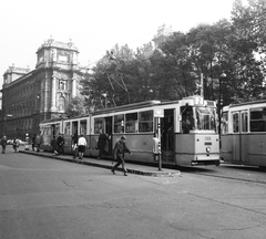 Magyarország, Budapest V., Kossuth Lajos tér, villamosmegálló a 13-15. számú ház előtt, háttérben az Igazságügyi Palota (ekkor Magyar Nemzeti Galéria és az MSZMP Párttörténeti Intézete)., 1969, FŐMTERV, Domonkos Endre, Budapest, Fortepan #252649