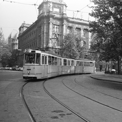 Magyarország, Budapest V., Kossuth Lajos tér, háttérben az Igazságügyi Palota (ekkor Magyar Nemzeti Galéria és az MSZMP Párttörténeti Intézete)., 1969, FŐMTERV, Domonkos Endre, Budapest, Fortepan #252650