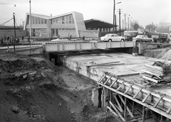 Magyarország, Budapest XIV.,Budapest X., Örs vezér tere, a közúti forgalom átvezetésére használt APRO-FÖMTERV rendszerű híd az aluljáró építésekor. Szemben a metróvégállomás, jobbra a Kerepesi út., 1969, FŐMTERV, Domonkos Endre, Budapest, Fortepan #252660